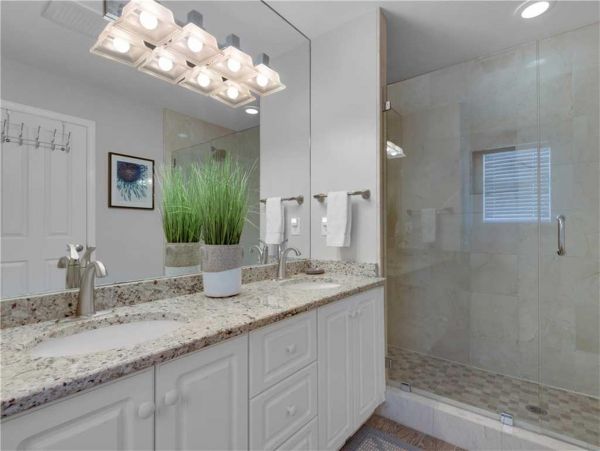 Gorgeous Vacation Home with Community Pool Walk to Beach in Destin
