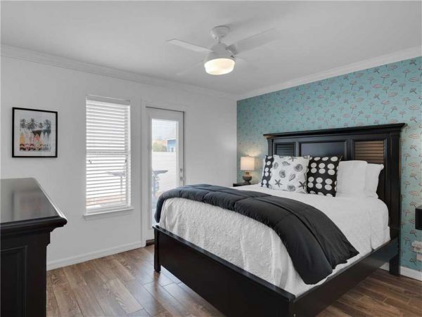 Gorgeous Vacation Home with Community Pool Walk to Beach in Destin