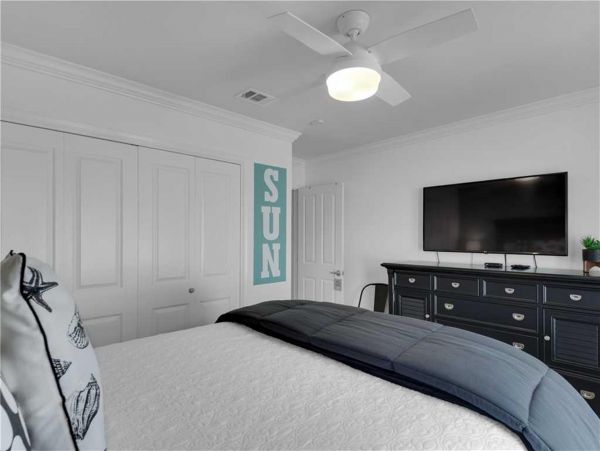 Gorgeous Vacation Home with Community Pool Walk to Beach in Destin
