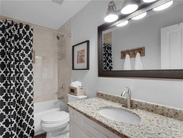 Gorgeous Vacation Home with Community Pool Walk to Beach in Destin