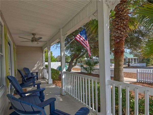Gorgeous Vacation Home with Community Pool Walk to Beach in Destin