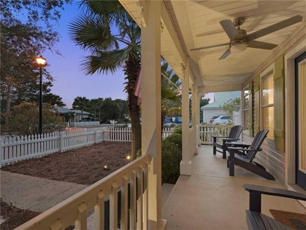 Gorgeous Vacation Home with Community Pool Walk to Beach in Destin