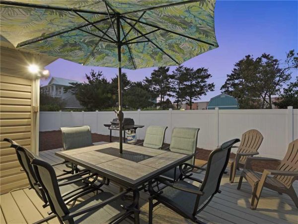 Gorgeous Vacation Home with Community Pool Walk to Beach in Destin