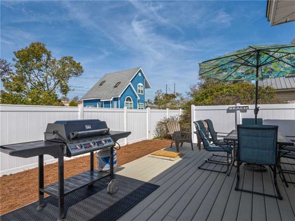 Gorgeous Vacation Home with Community Pool Walk to Beach in Destin