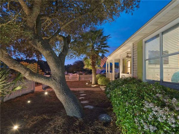 Gorgeous Vacation Home with Community Pool Walk to Beach in Destin