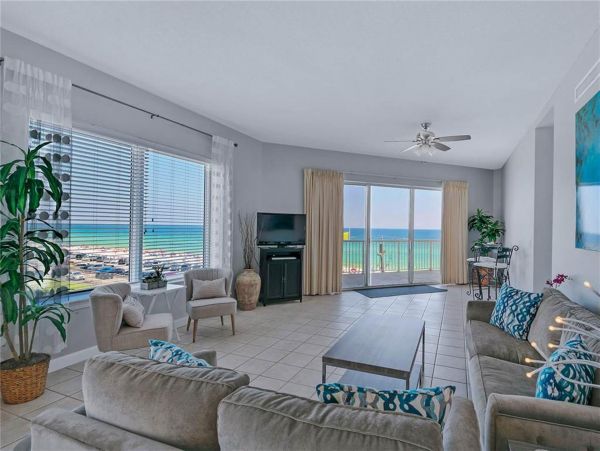 DESTIN 3 BEDROOM CONDO 200 FEET FROM BEACH