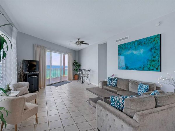 DESTIN 3 BEDROOM CONDO 200 FEET FROM BEACH