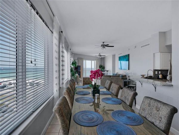 DESTIN 3 BEDROOM CONDO 200 FEET FROM BEACH