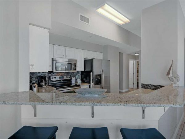 DESTIN 3 BEDROOM CONDO 200 FEET FROM BEACH