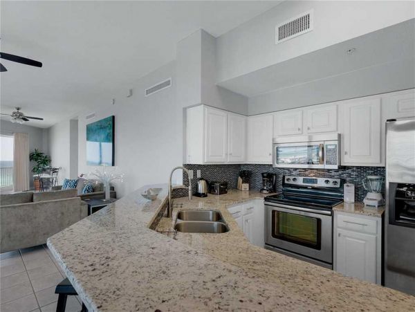 DESTIN 3 BEDROOM CONDO 200 FEET FROM BEACH