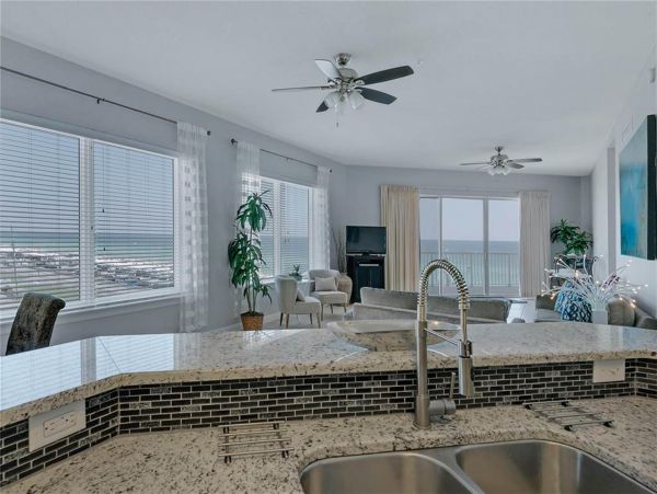 DESTIN 3 BEDROOM CONDO 200 FEET FROM BEACH