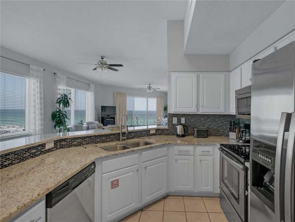 DESTIN 3 BEDROOM CONDO 200 FEET FROM BEACH