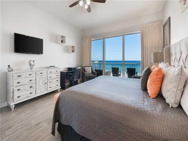 DESTIN 3 BEDROOM CONDO 200 FEET FROM BEACH