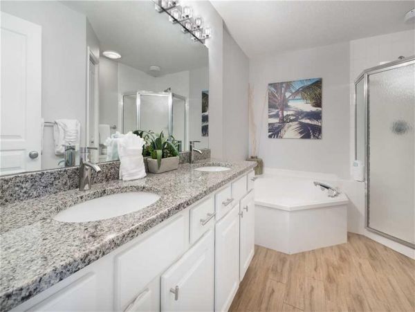 DESTIN 3 BEDROOM CONDO 200 FEET FROM BEACH