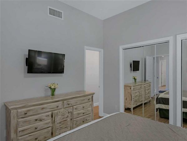 DESTIN 3 BEDROOM CONDO 200 FEET FROM BEACH
