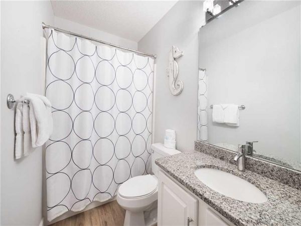 DESTIN 3 BEDROOM CONDO 200 FEET FROM BEACH