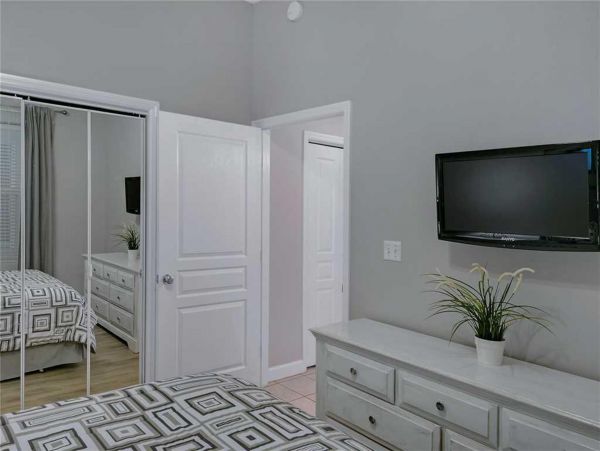 DESTIN 3 BEDROOM CONDO 200 FEET FROM BEACH