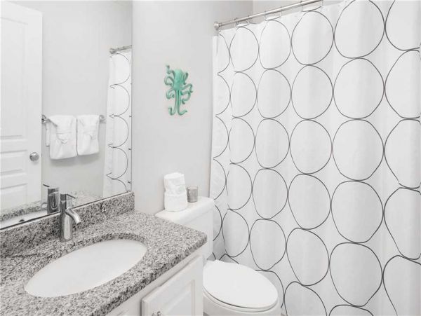 DESTIN 3 BEDROOM CONDO 200 FEET FROM BEACH