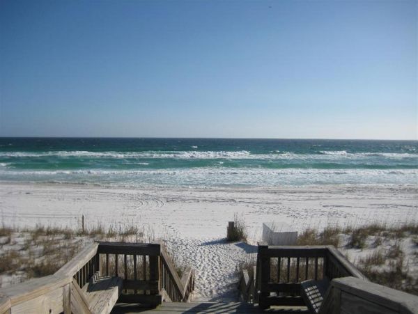 DESTIN 3 BEDROOM CONDO 200 FEET FROM BEACH