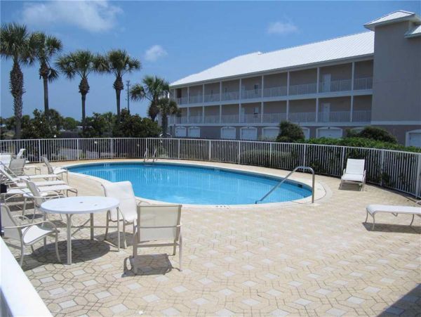 DESTIN 3 BEDROOM CONDO 200 FEET FROM BEACH