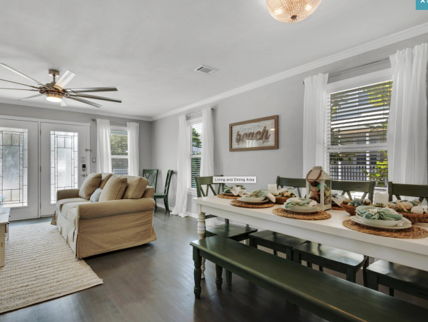 Crystal Beach Cottage Sleeps 14 guests.