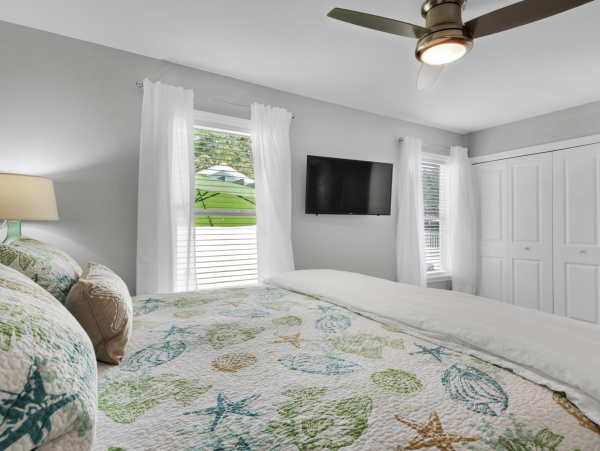 Crystal Beach Cottage Sleeps 14 guests.