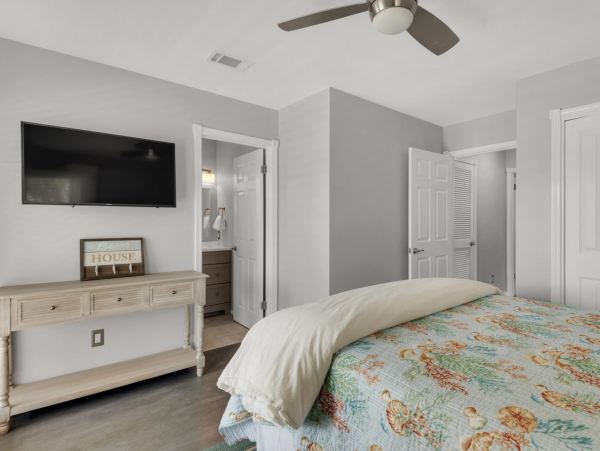 Crystal Beach Cottage Sleeps 14 guests.