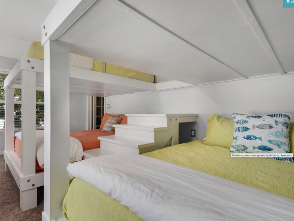Crystal Beach Cottage Sleeps 14 guests.