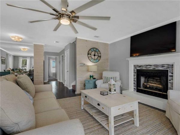 Crystal Beach Cottage Sleeps 14 guests.
