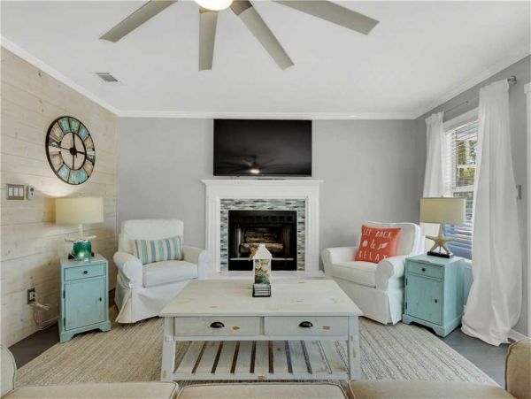 Crystal Beach Cottage Sleeps 14 guests.