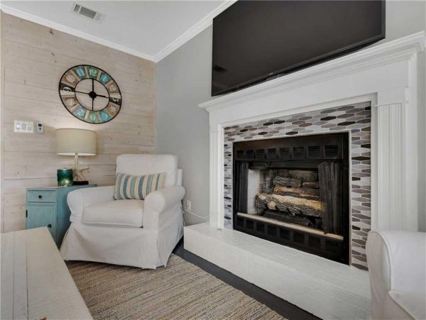 Crystal Beach Cottage Sleeps 14 guests.