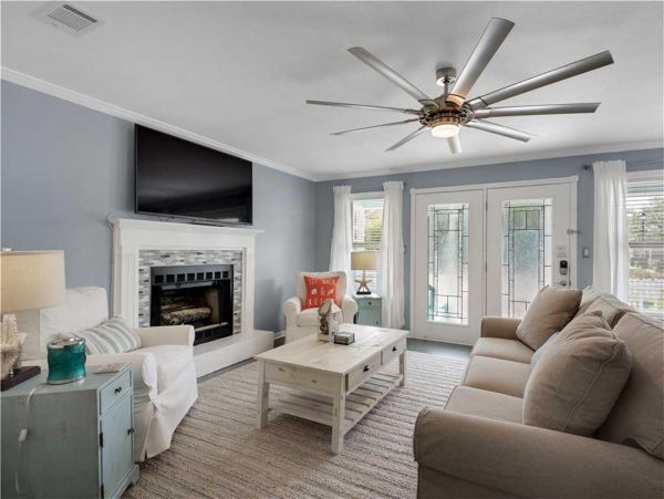 Crystal Beach Cottage Sleeps 14 guests.