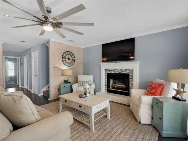 Crystal Beach Cottage Sleeps 14 guests.