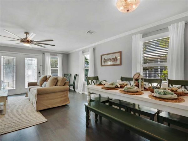 Crystal Beach Cottage Sleeps 14 guests.