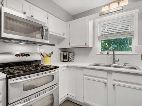 Crystal Beach Cottage Sleeps 14 guests.