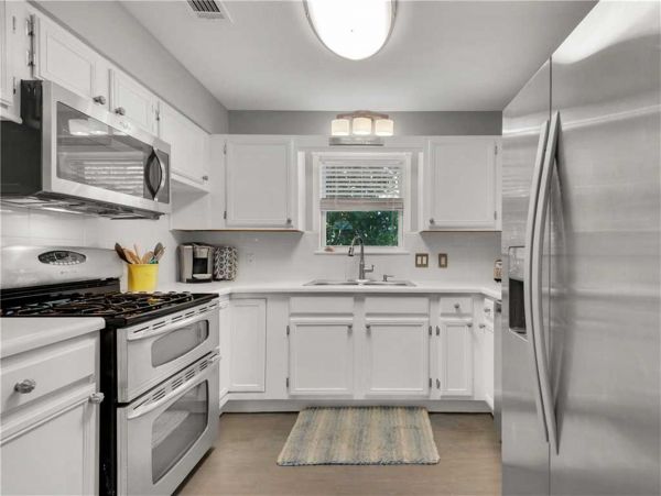 Crystal Beach Cottage Sleeps 14 guests.