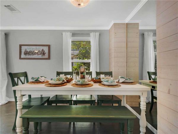 Crystal Beach Cottage Sleeps 14 guests.