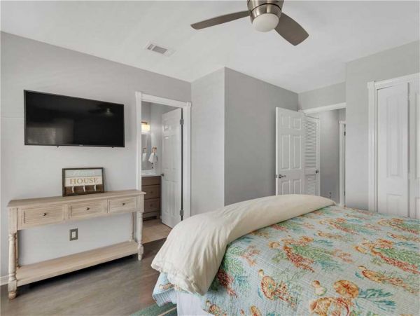 Crystal Beach Cottage Sleeps 14 guests.