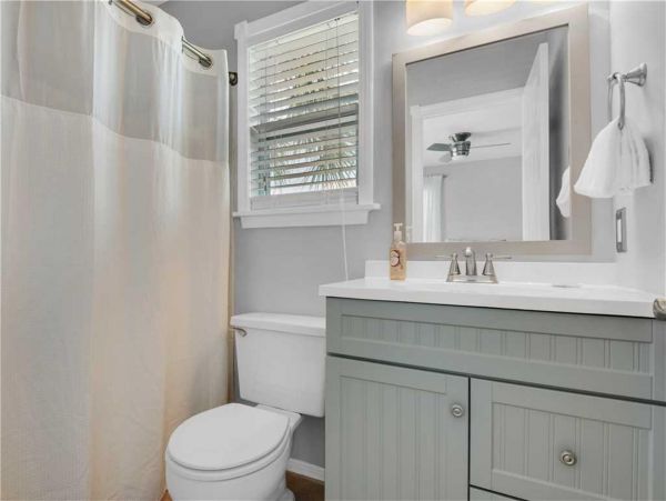 Crystal Beach Cottage Sleeps 14 guests.