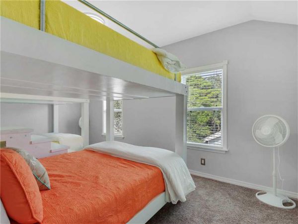 Crystal Beach Cottage Sleeps 14 guests.
