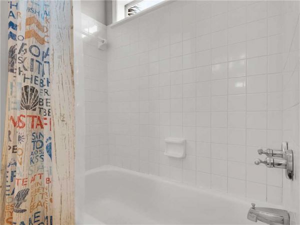 Crystal Beach Cottage Sleeps 14 guests.