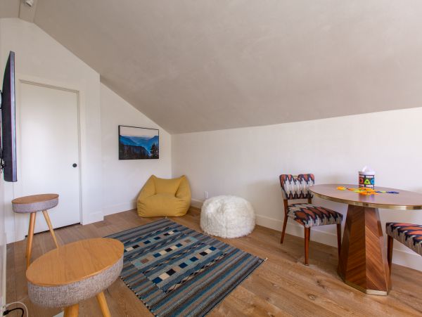 Beautiful 4 Bedroom Fun Home with Private Pool & Hot Tub