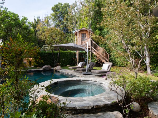 Beautiful 4 Bedroom Fun Home with Private Pool & Hot Tub