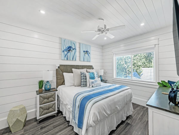 Ocean views Holmes Beach Condo with Community Pool