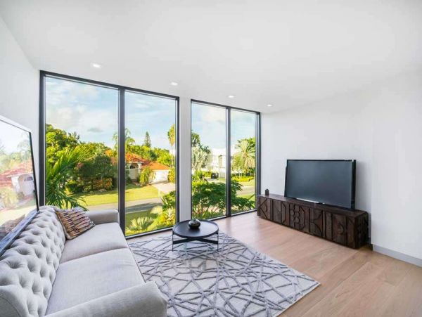 Hollywood Home 977994