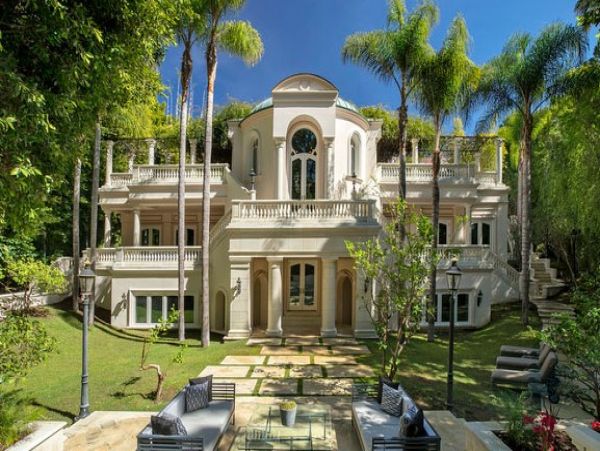 Los Angeles Luxury Vacation Mansion Sleeps Twenty Guests