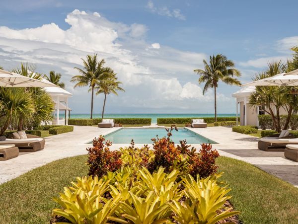 Oceanfront Luxury Vacation Pool Villa in Nassau Six Bedrooms