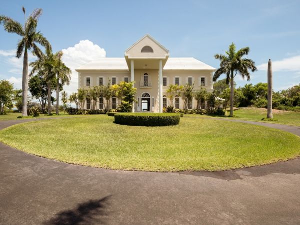 Oceanfront Luxury Vacation Pool Villa in Nassau Six Bedrooms