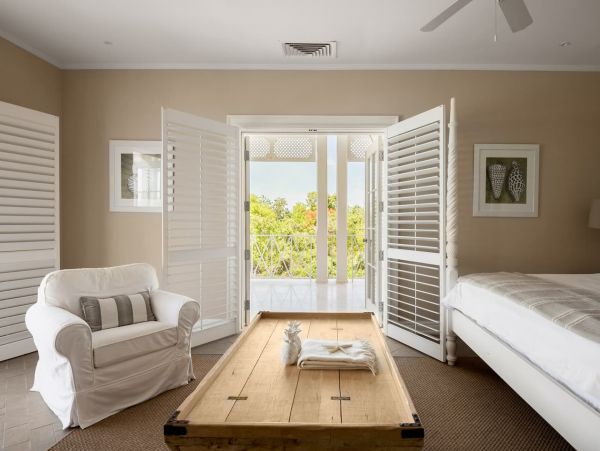 Oceanfront Luxury Vacation Pool Villa in Nassau Six Bedrooms
