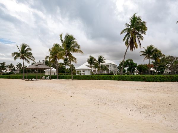 Oceanfront Luxury Vacation Pool Villa in Nassau Six Bedrooms